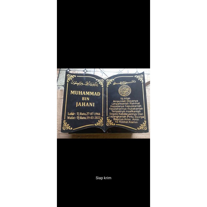 PRASASTI ATAU NISAN MAKAM MOTIF ALQURAN ATAU MOTIF BUKU