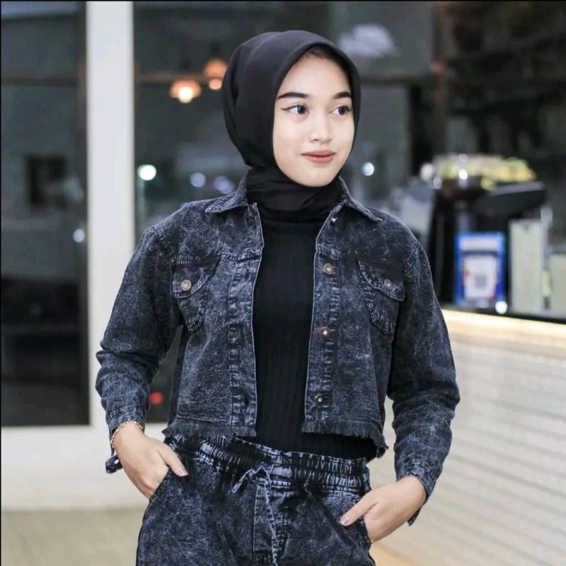 JAKET JEANS CROP JUMBO. LD//100//LD110//LD120//LD130.  LD=(Lingkar Dada) Kancing Lembut Denim Wanita