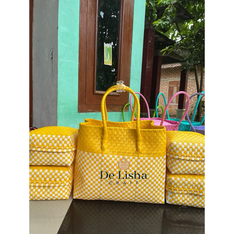 

Tas set isi keben 4 ukuran 40x20x31 sudah include besek bambu di dalam