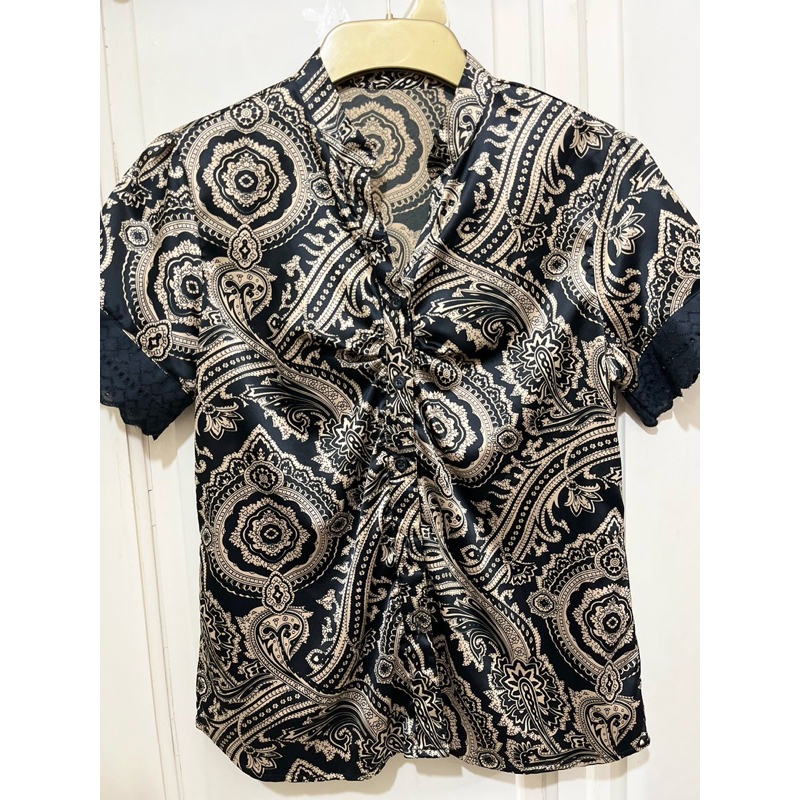 Kemeja Blouse Satin Motif Paisl