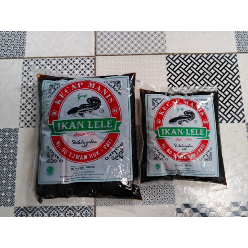 

KECAP MANIS Ikan Lele KHAS PATI Nj. Go Tjwan Hok 680mL(1kg)/340mL(1/2kg)