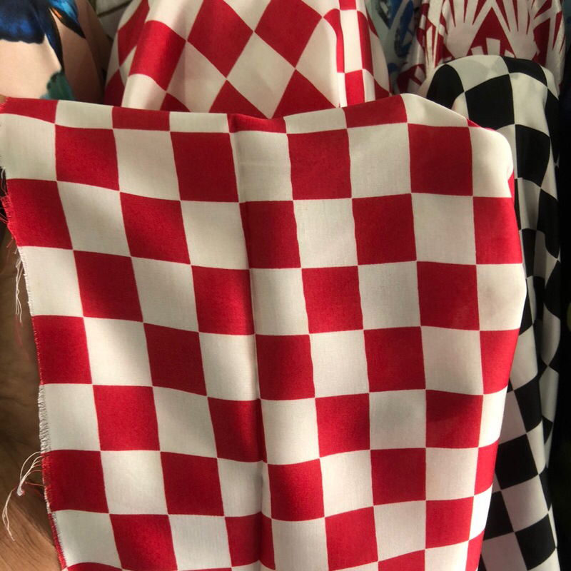 kain satin silk motif - kain satin silk motif kotak - kain satin silk motif luxury - kain satin silk