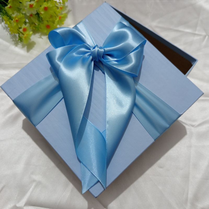 

Kotak Kado Biru 20 x 20 x 8 cm