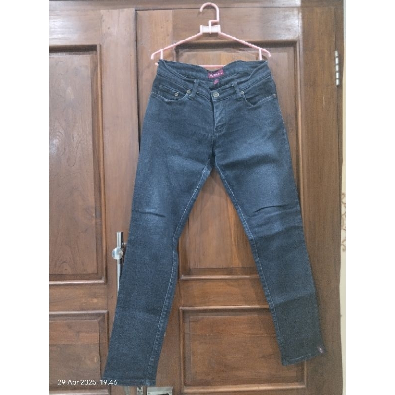 preloved celana panjang jeans warna hitam,merk AKO ,size L,panjang 89cm