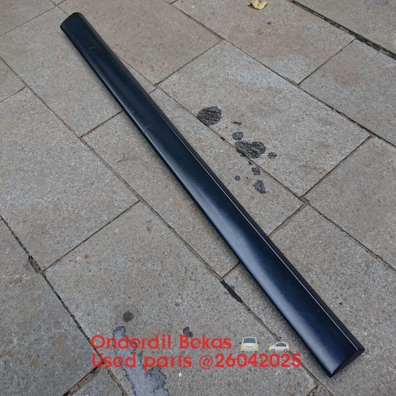 list body moulding pintu kanan belakang RR mercedes benz w202 c200 tahun 1997