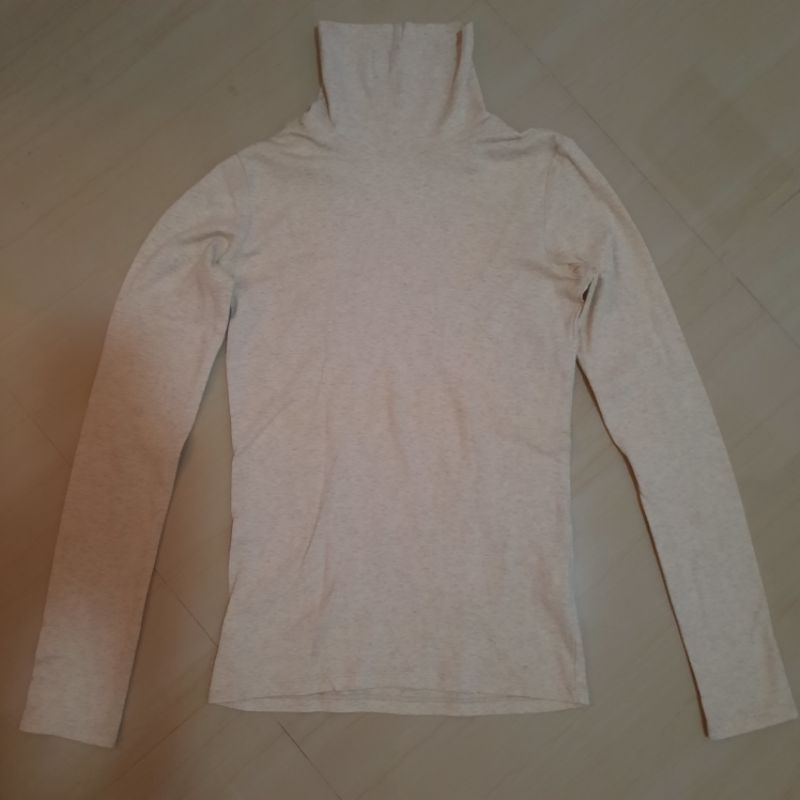 Baju Turtleneck UNIQLO Long Sleeve Ukuran S Slim Fit Body Atasan Wanita Sweater Lengan Panjang Cokel