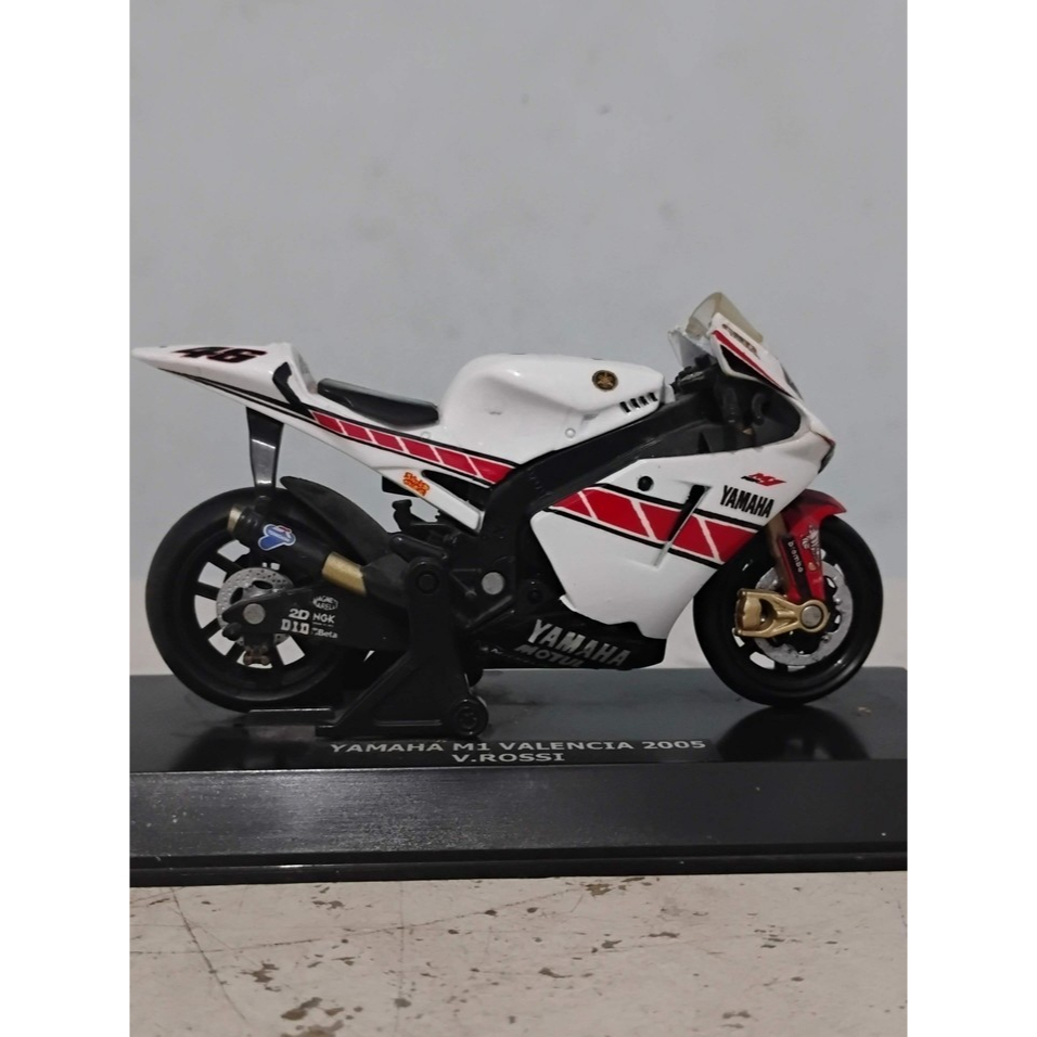 Diecast Miniatur MotoGP Newray 1:18 Yamaha Racing Team 2005 Valentino Rossi Spesial Livery at Valenc