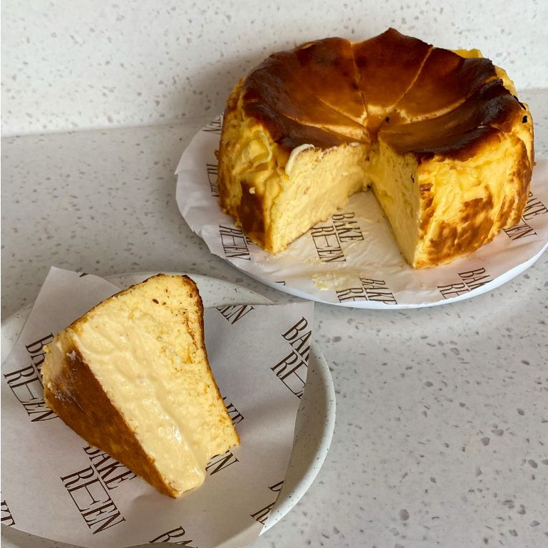 

BAKEREEN.ID BASQUE BURNT CHEESECAKE SLICE WHOLE ORIGINAL MATCHA MOCHI