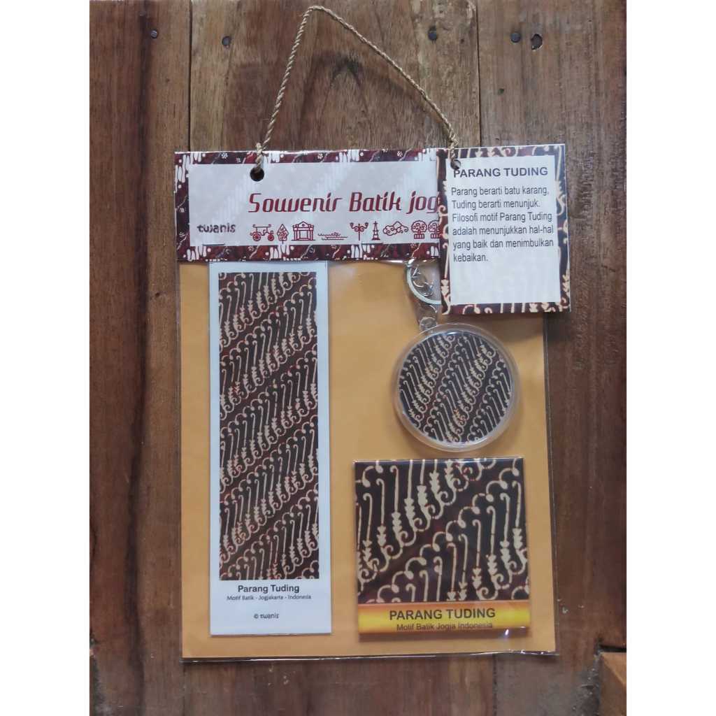 

Satu Set Souvenir Batik Jogja Motif ParangTuding isi Pembatas Buku Gantungan Kunci dan Magnet Kulkas Batik