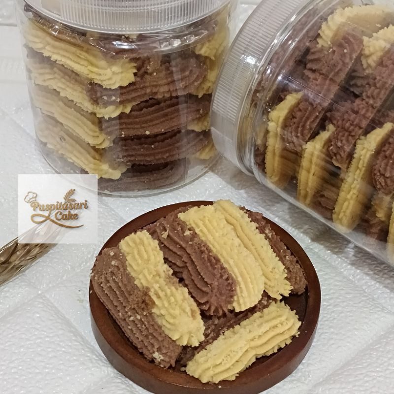 

Kue Kering Spesial Premium Semprit Kombinasi Toples 600ml Beli 1 toples gratis 1 pouch Kue Semprit Bunga