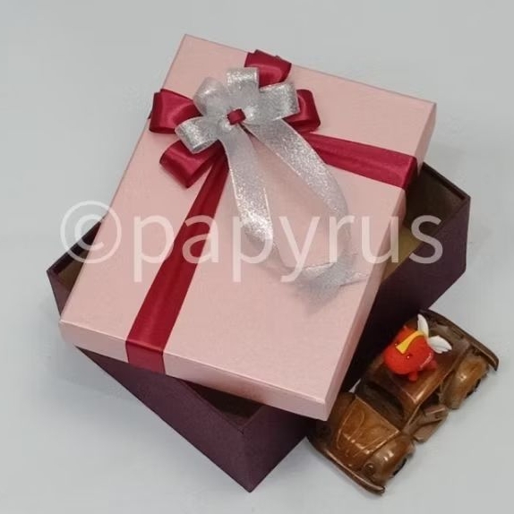 

PAPYRUS Kombinasi 17,5x22,5 Tinggi 10cm Kotak Kado Gift Box Hadiah V3