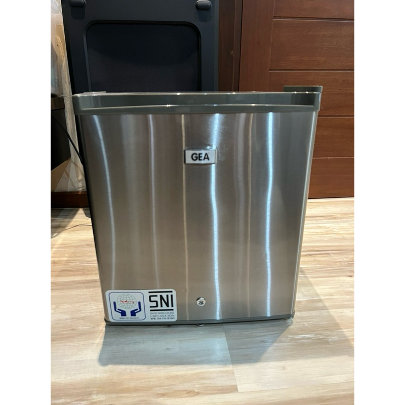 GEA kulkas mini. SECOND LIKE NEW