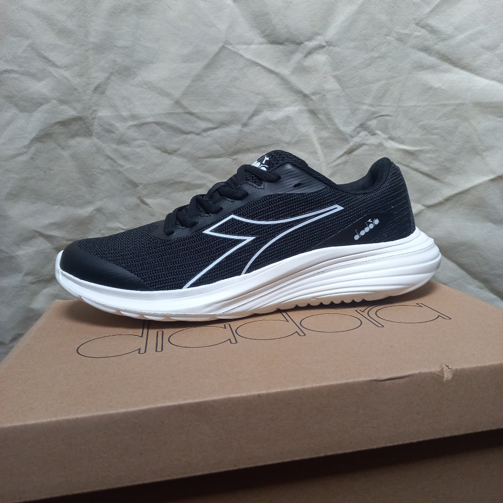 Size 42. Sepatu Lari DIADORA ORIGINAL. Black Hitam. Sepatu Olahraga Running Pria. Sepatu Sneakers Ke