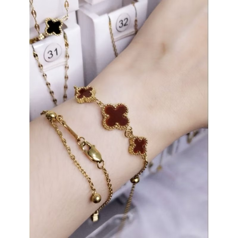 Gelang Serut Kait Clover Maroon Titanium / Gelang Wanita Anti Karat / Gelang Titanium Wanita /GElang