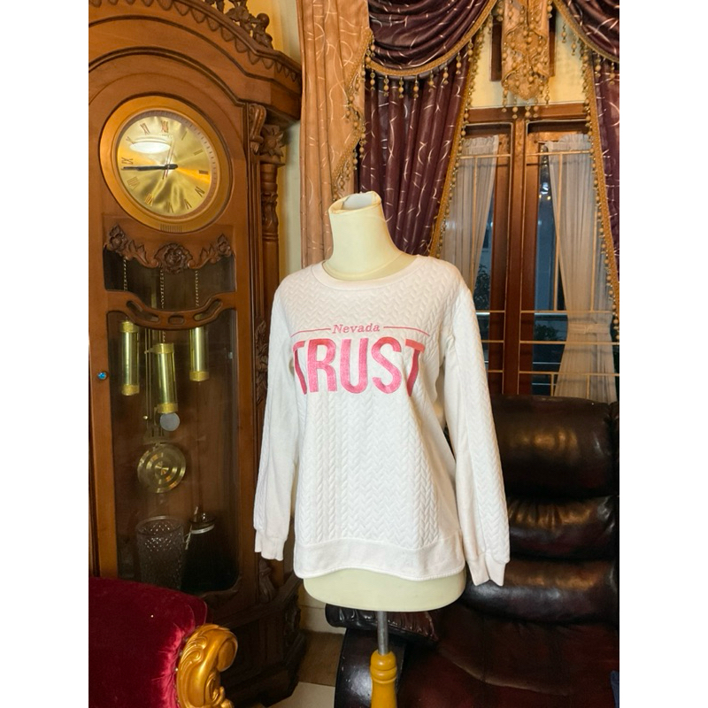 PRELOVED CREWNECK SWEATER PUTIH PINK NEVADA TRUST WANITA REMAJA
