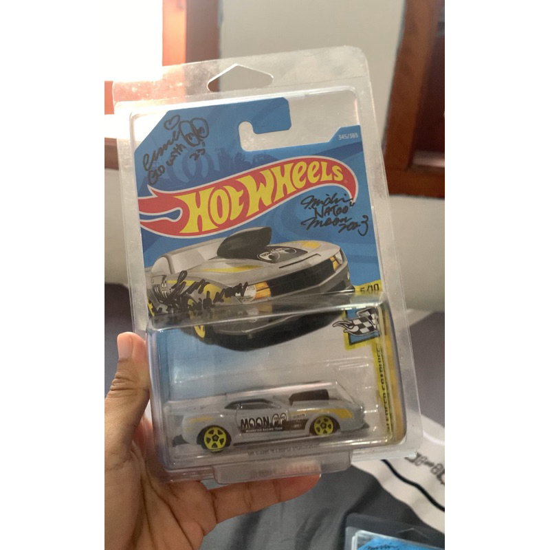 hot wheels moon eyes pro stock camaro with sign