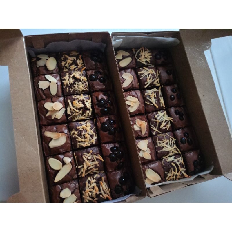 

Fudgy Brownies uk 20x10x5 || Brownies Panggang 18 Sekat || Brownies Coklat Shiny Chrust