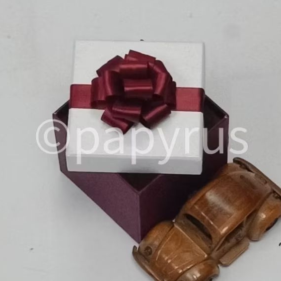 

PAPYRUS Kombinasi 10x10 Tinggi 10cm Kotak Kado Gift Box Hadiah V3