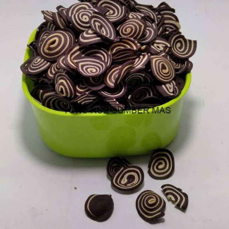 

Kuping Gajah Mini, camilan legendaris dengan bentuk spiral unik, tekstur renyah, dan rasa manis gurih. Tersedia dalam kemasan 250gr, 500gr, dan 1kg. Cocok untuk camilan keluarga, oleh-oleh, atau suguhan di segala acara. Sekali coba, pasti suka!