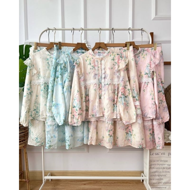 ꫛꫀꪝ 𝐀𝐑𝐑𝐈𝐕𝐀𝐋 } 𝗙𝗹𝗼𝗿𝗲𝗻𝗰𝗲 𝗦𝗲𝘁 Rok KatbolLD: 112 cm | PJ Atasan: 60 cm | LP Rok: 70-100 cm | PJ Rok: 90 