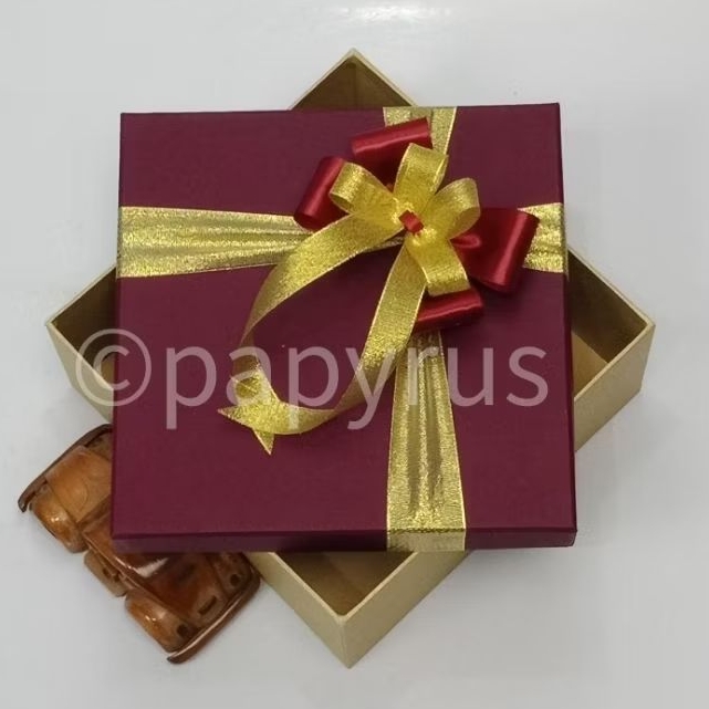 

PAPYRUS Kombinasi 22,5x22,5 Tinggi 5cm Kotak Kado Gift Box Hadiah V3