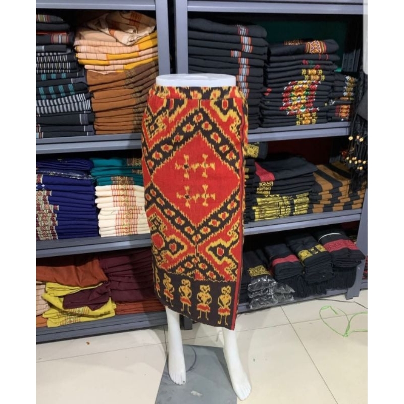 ROK WANITA WARNA MERAH TENUN TORAJA