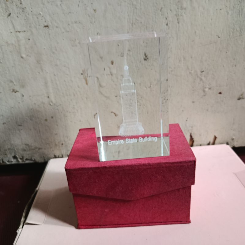 Hiasan Meja Miniatur Balok Cristal Gambar Menara Empire State Building Berbahan kaca Cristal asli