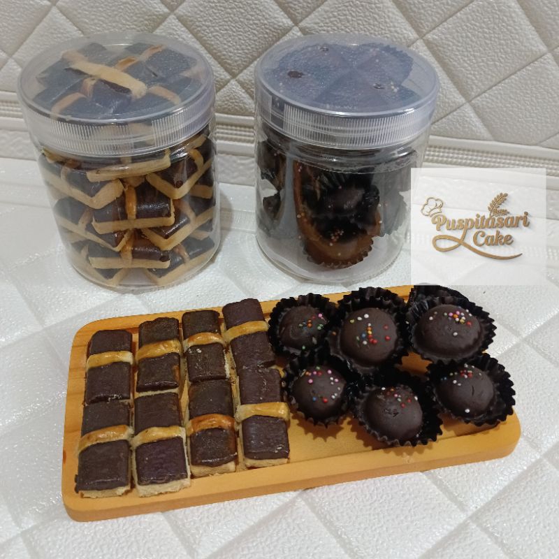 

Promo!!! Paket Bundling Choco Lover Kue kering Coklat Stik dan Kue Coklat Ceria Toples 600ml gratis 1 pouch Kue Semprit