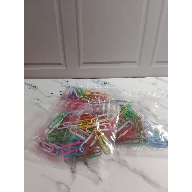 

PAPERCLIP WARNA WARNI / PENJEPIT KERTAS ISI 70 Pcs