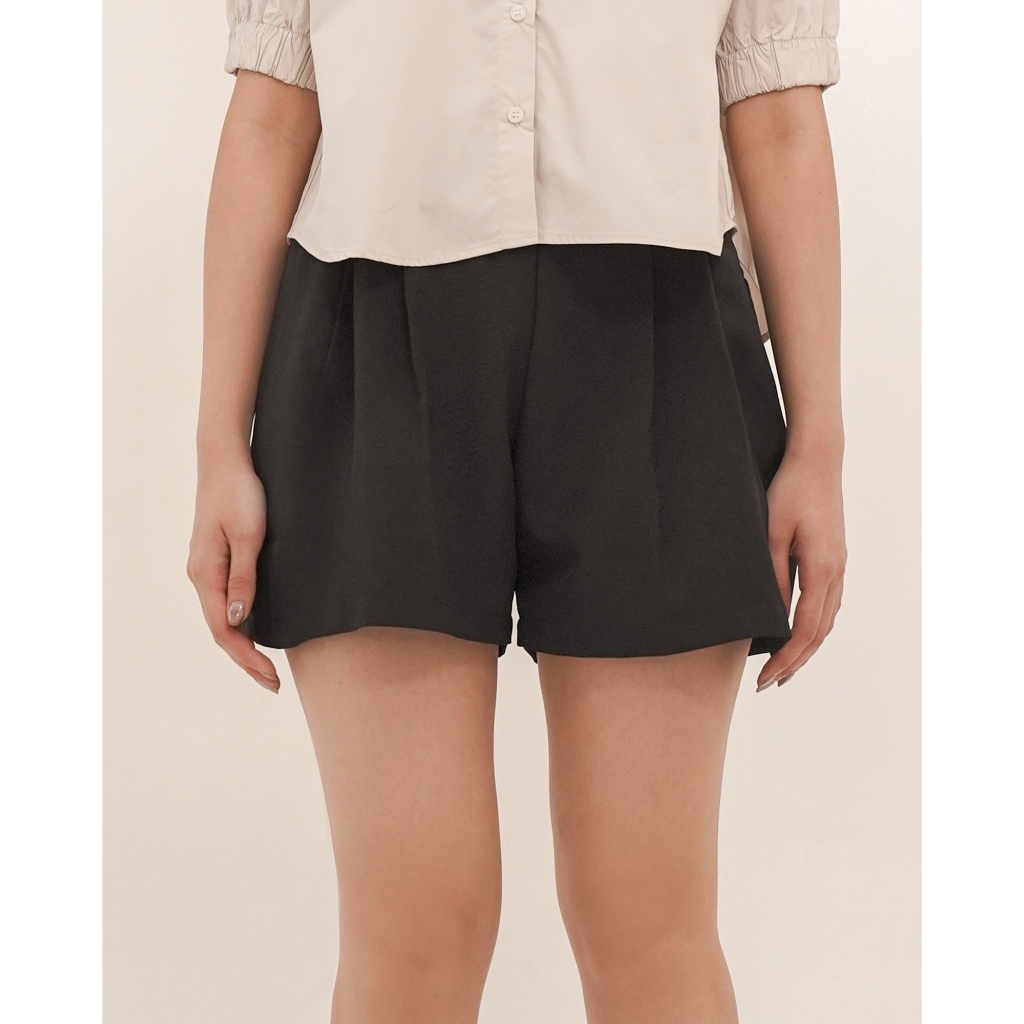 Wearstatuquo Nayao Pleated Short Pants - Onyx