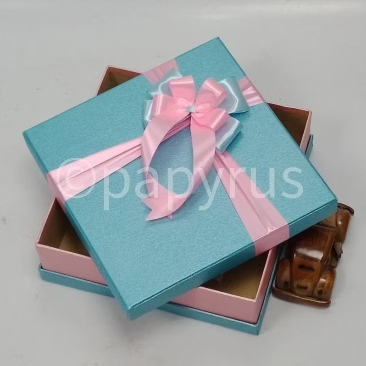 

PAPYRUS Sandwich 25x25 Tinggi 8cm Kotak Kado Gift Box V3