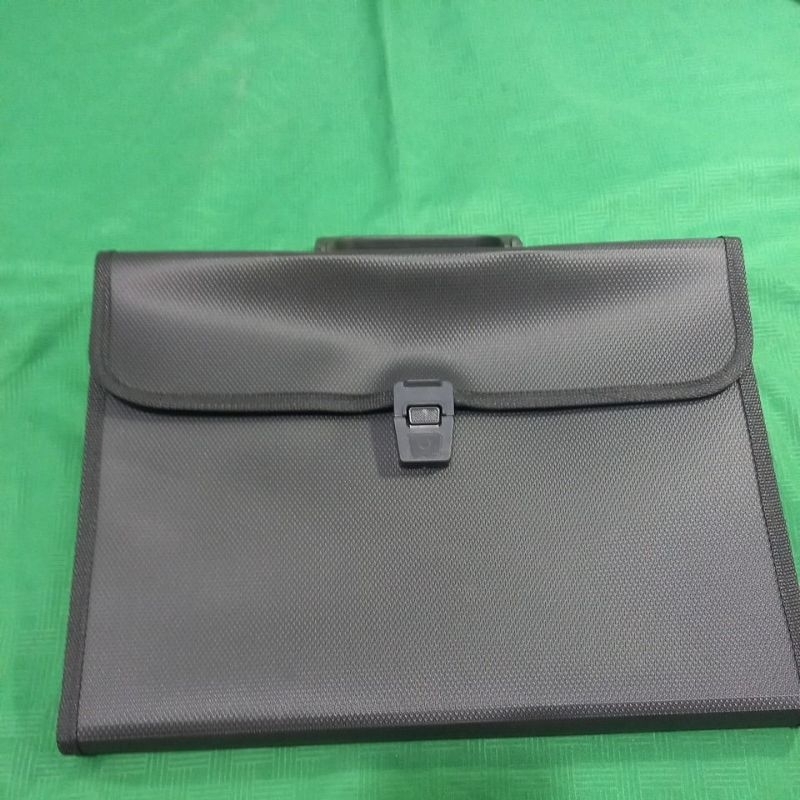 

Expanding File Ukuran A4 (31cmx21cm) ( 12 Pocket ) Black