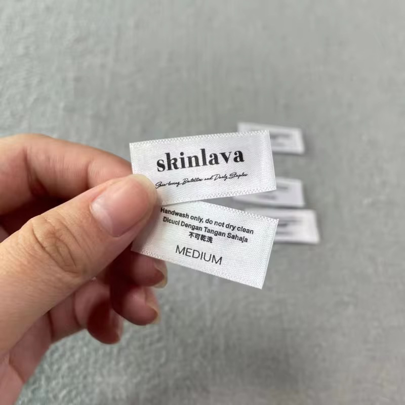 

LABEL BAJU / LABEL HIJAB / LABEL CUSTOM PITA SATIN 1.5x6 dan 2x6