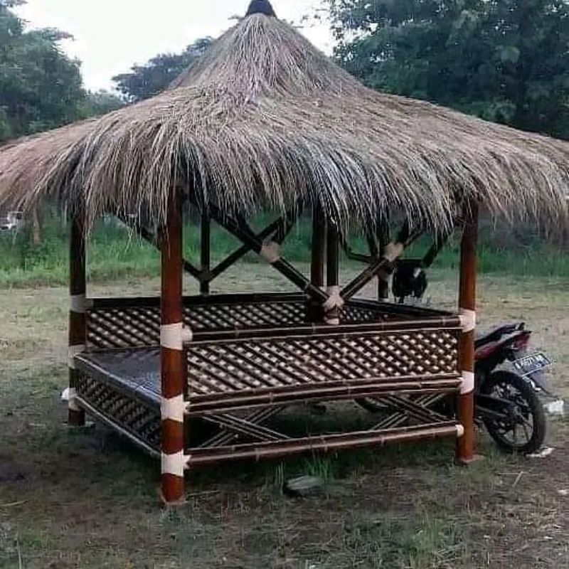 saung bambu /gazebo bambu lesehan ukuran 2x2 memakai atap ilalang