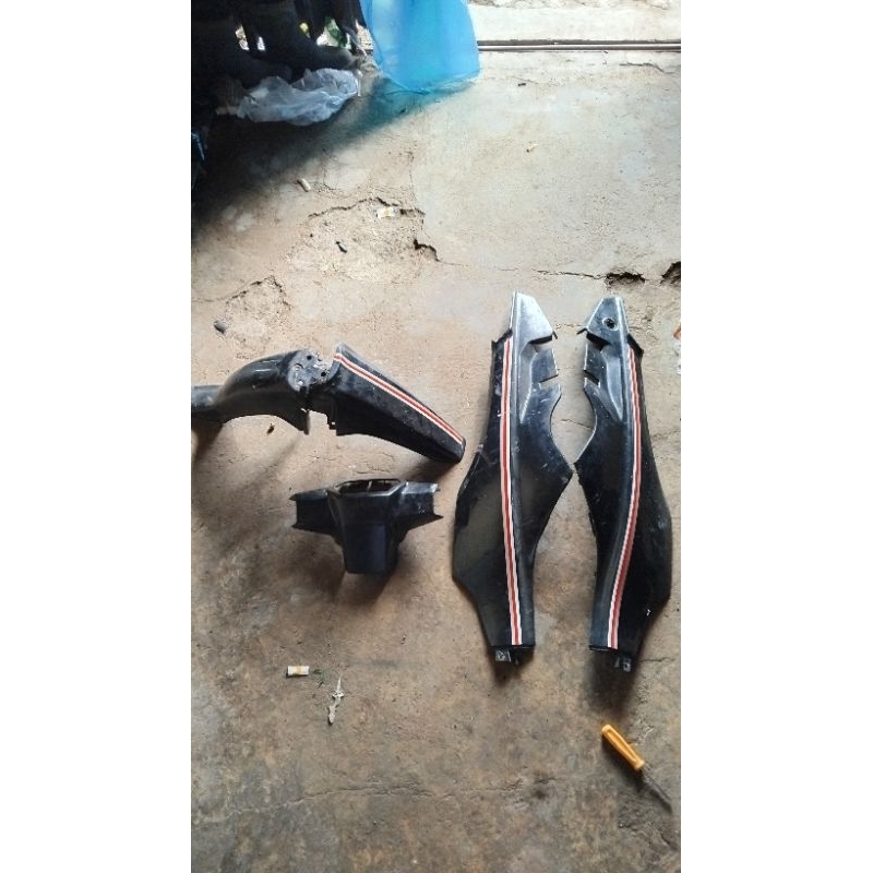 spakbor depan suzuki crystal