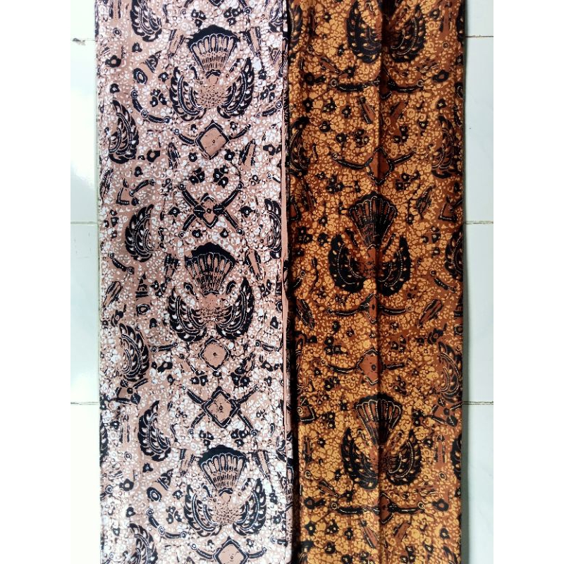 Kain Batik/Jarik gaya Surakarta Motif 'Gurdha' Aksesoris Coklat Putih