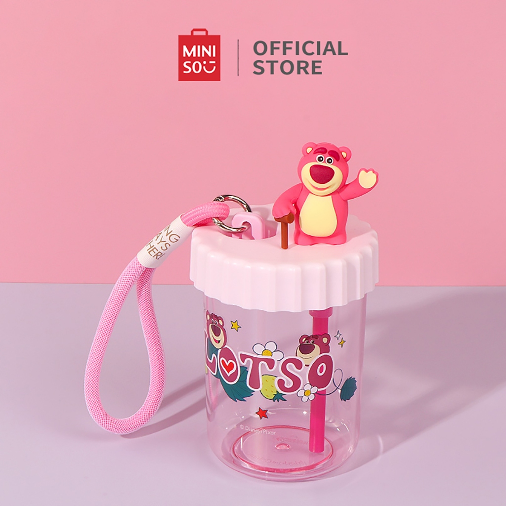 Miniso X Disney Pixar Tumbler Botol Minum Plastik Dengan Sedotan dan Handle Strap 520mL Lotso Water 