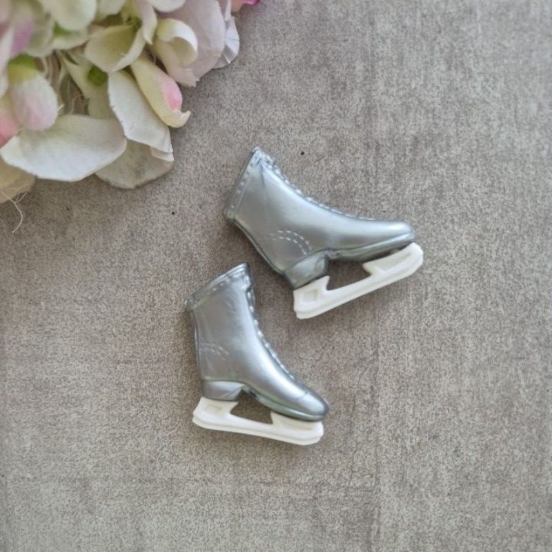 Sepatu Ice Skating Barbie Mattel silver