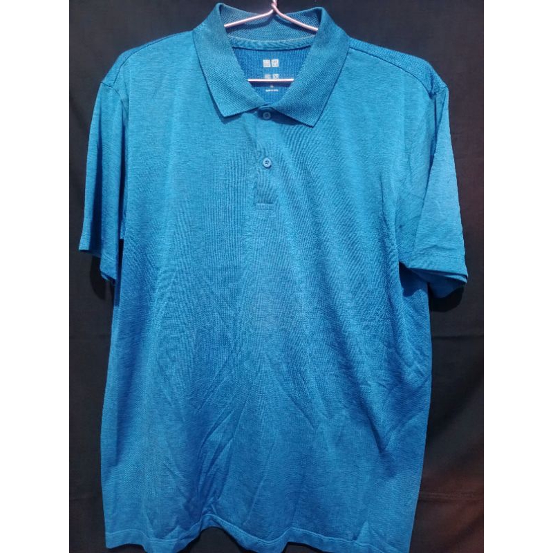 Kaos Uniqlo berkerah biru muda