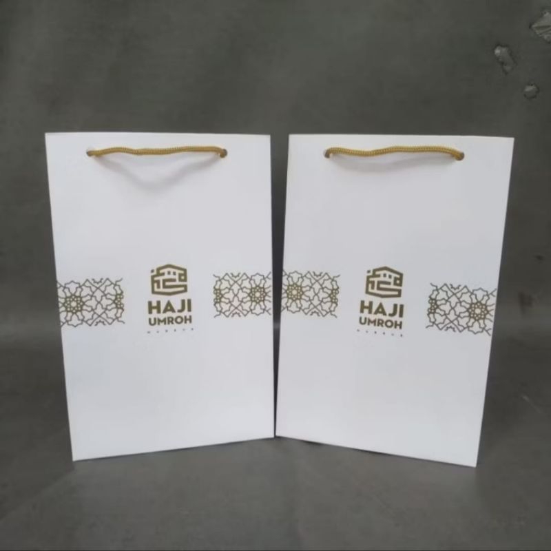 

Paper Bag Haji Mini 14*5*21 cm – Ideal untuk Souvenir dan Kegiatan Haji Umroh