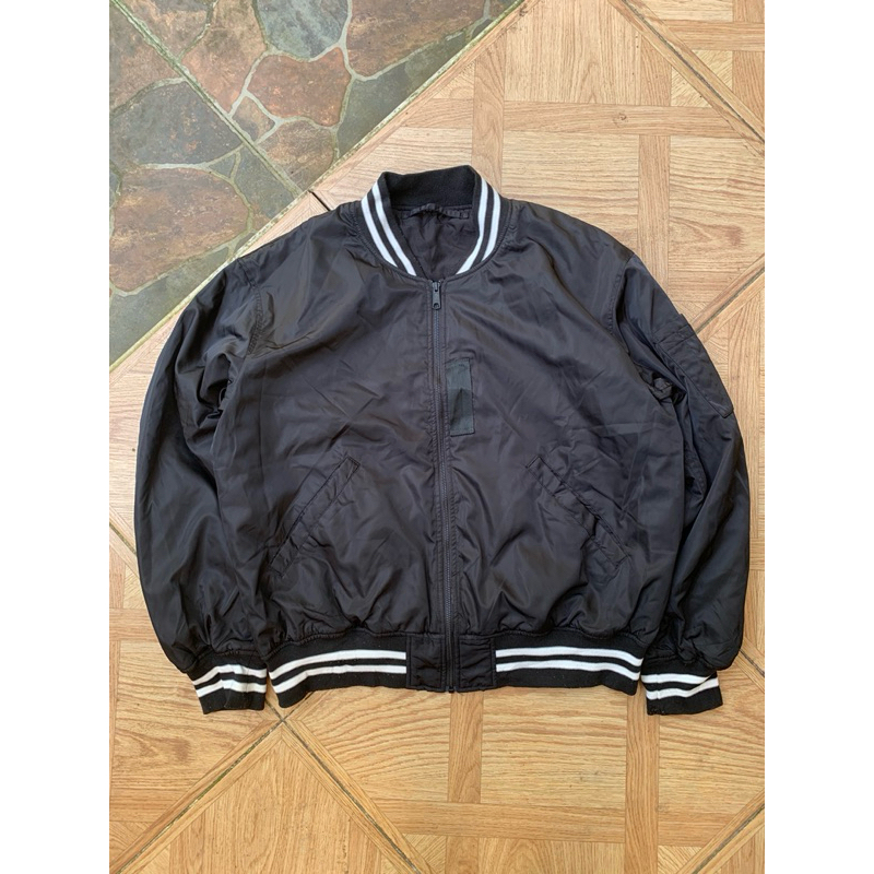 JAKET BOMBER VARSITY UNIQLO GU/JAKET CASUAL UNIQLO/JAKET PARASUT UNIQLO/JAKET TEBAL BOMBER UNIQLO