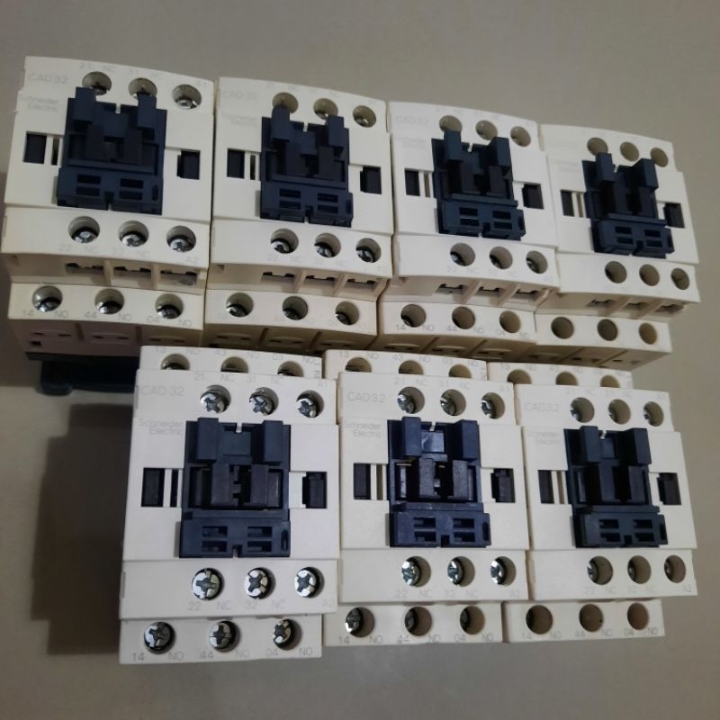 KONTAKTOR SCHNEIDER CAD32 3NO 2NC 10A