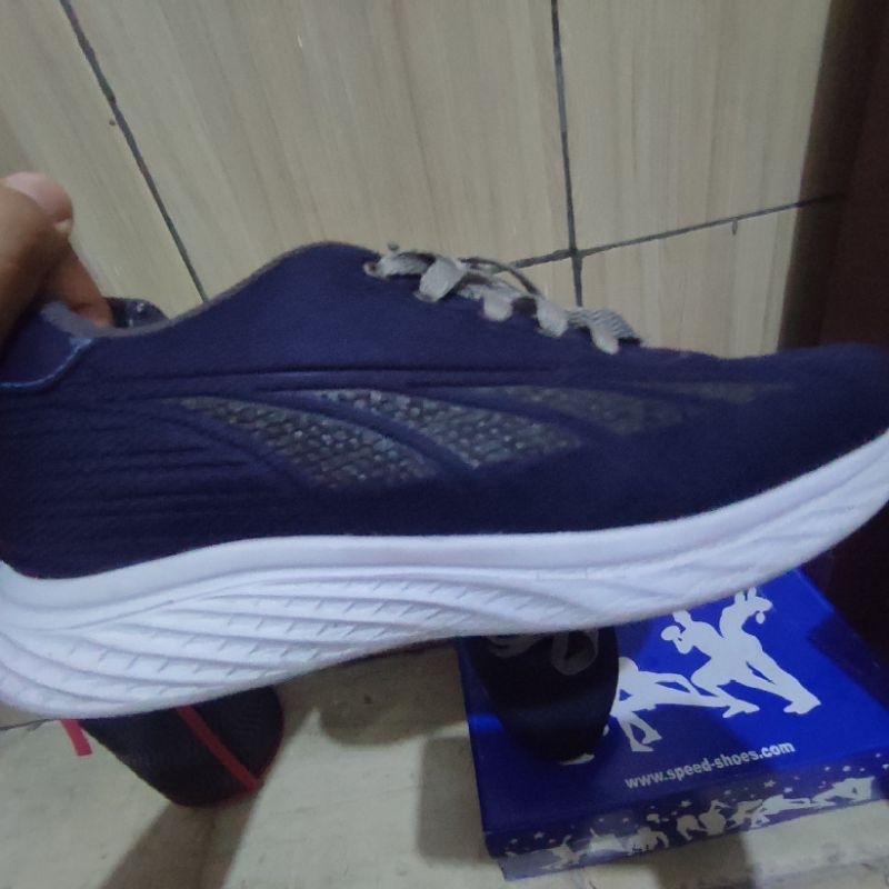 Sepatu Athletica