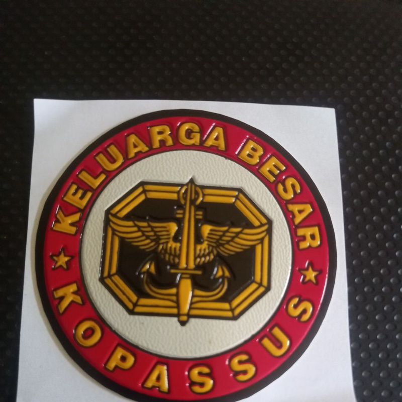 

stiker embos logo Keluarga Besar Kopassus Pataka bulat