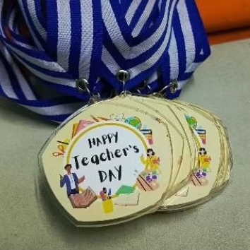 

medali custom akrilik lapis resin bening harga murah kualitas mevah