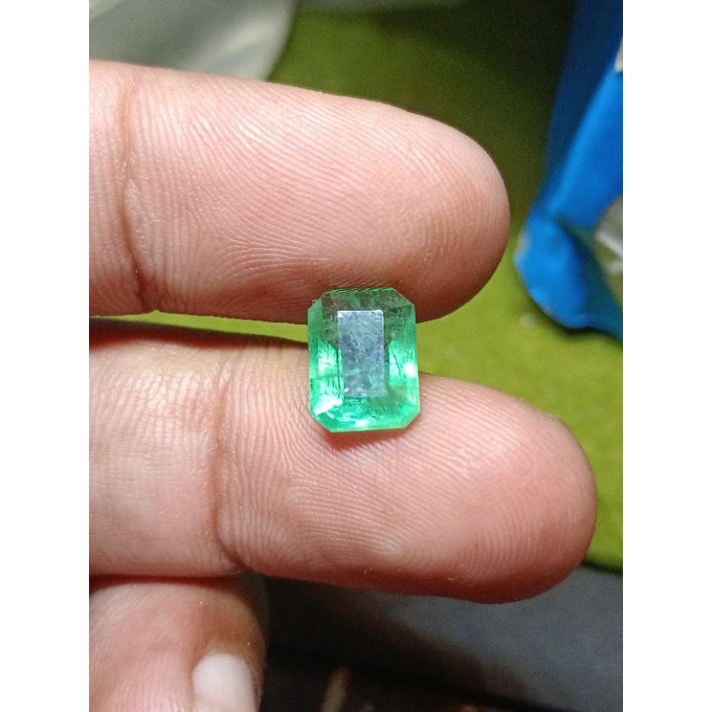 Natural emerald beryl/zaMbrud columbIa