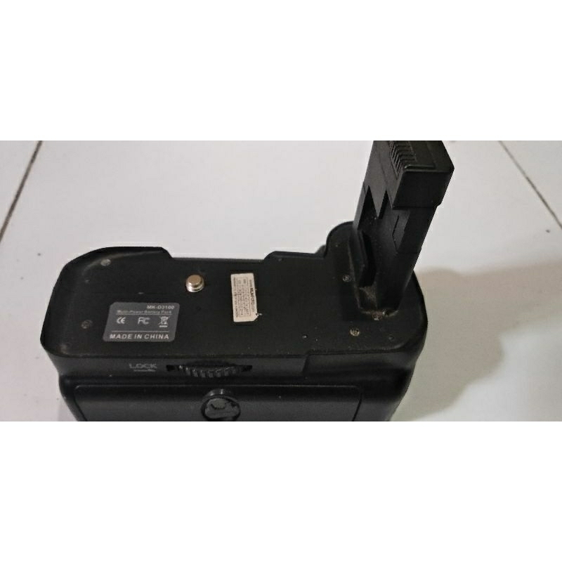 Baterai Grip Nikon D3300 /D3200 /D3100 Bekas Normal
