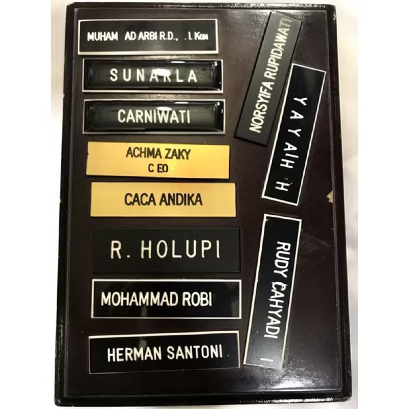 

Name Tag Nama Dada Papan Nama Akrilik Magnet dan peniti bahan premium