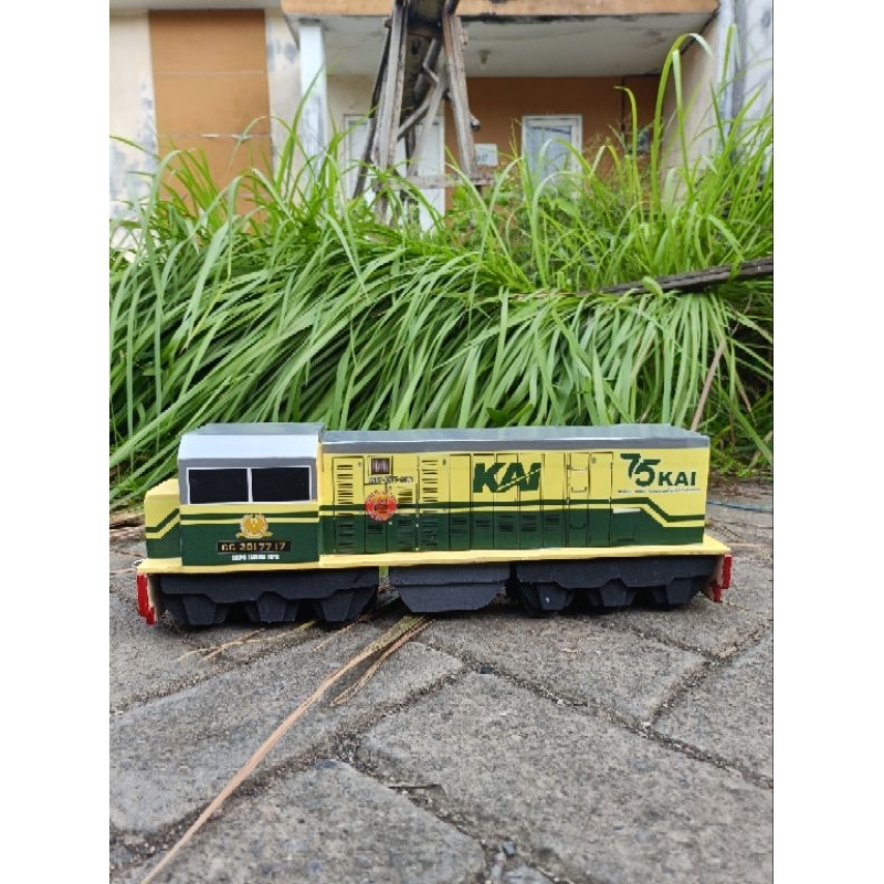 Miniatur Kereta Api Lokomotif CC201 vintage - MINIATUR KERETA API KAYU SURABAYA