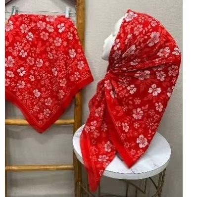 HIJAB SEGI EMPAT KERUDUNG MOTIF BUNGA MERAH PUTIH KECIL